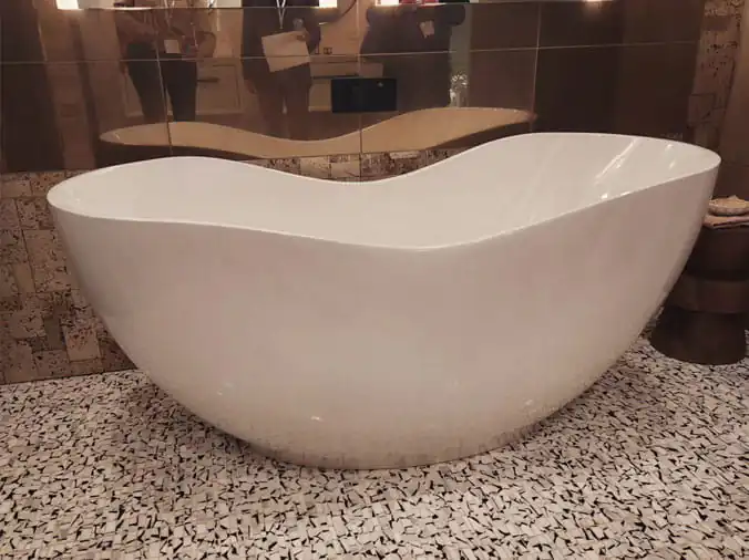 Free standing curved bathtub