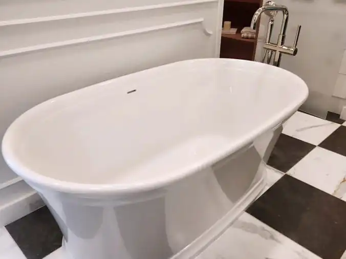 free standing oval bathtub
